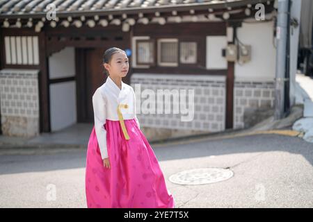 Une jeune coréenne de 9 ans portant un hanbok se promène dans les rues historiques de Gyedong-gil, district de Jongno, Séoul, Corée. Banque D'Images