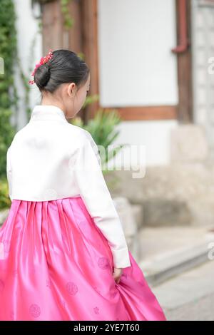 Une jeune coréenne de 9 ans portant un hanbok se promène dans les rues historiques de Gyedong-gil, district de Jongno, Séoul, Corée. Banque D'Images