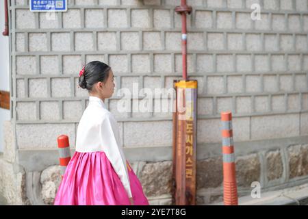 Une jeune coréenne de 9 ans portant un hanbok se promène dans les rues historiques de Gyedong-gil, district de Jongno, Séoul, Corée. Banque D'Images