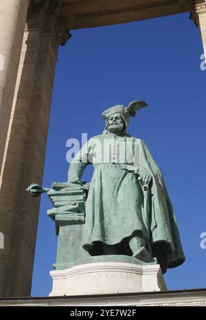 Statue du roi Könyves Kálmán sur la colonnade du monument du millénaire, Hosok tere (place des héros), Budapest, Hongrie Banque D'Images