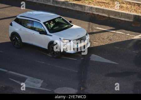 White peugeot 2008 roule sur la route par une journée ensoleillée Banque D'Images