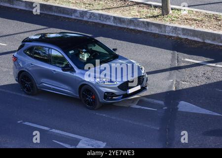 Le tout nouveau ford kuga suv est conduit sur la route par un homme Banque D'Images