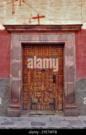 Maison porte à Recreo, rue dans le quartier Paseo del Chorro à San Miguel de Allende, Mexique Banque D'Images