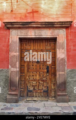 Maison porte à Recreo, rue dans le quartier Paseo del Chorro à San Miguel de Allende, Mexique Banque D'Images