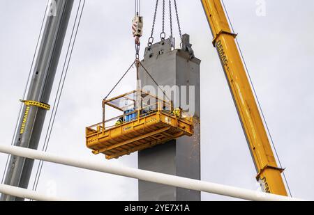 Démantèlement de l'ancien pont autoroutier Neuenkamp, l'A40, démantèlement de la dernière jetée du pont, à côté de lui la première partie du nouveau pont du Rhin, le Banque D'Images