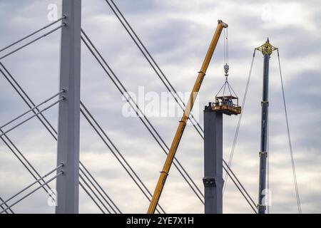 Démantèlement de l'ancien pont autoroutier Neuenkamp, l'A40, démantèlement de la dernière jetée du pont, à côté de lui la première partie du nouveau pont du Rhin, le Banque D'Images