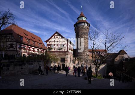 Cour intérieure du château impérial avec Sinwell Tower et Finanzstadel, visiteurs, touristes, vieille ville, Nuremberg, Franconie, Bavière, Allemagne, Euro Banque D'Images