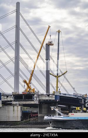 Démantèlement de l'ancien pont autoroutier Neuenkamp, l'A40, démantèlement de la dernière jetée du pont, à côté de lui la première partie du nouveau pont du Rhin, le Banque D'Images