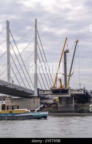 Démantèlement de l'ancien pont autoroutier Neuenkamp, l'A40, démantèlement de la dernière jetée du pont, à côté de lui la première partie du nouveau pont du Rhin, le Banque D'Images