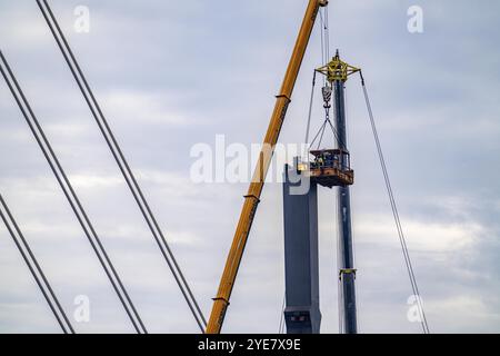 Démantèlement de l'ancien pont autoroutier Neuenkamp, l'A40, démantèlement de la dernière jetée du pont, à côté de lui la première partie du nouveau pont du Rhin, le Banque D'Images