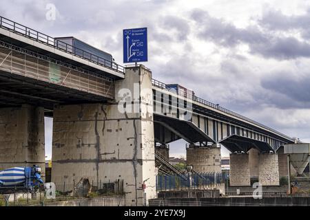 Le pont de Berlin, autoroute A59, sur la zone portuaire de Duisbourg, long de 1,8 km, a une durée de vie utile restante jusqu'en 2029, en raison de divers dommages, tels que hai Banque D'Images