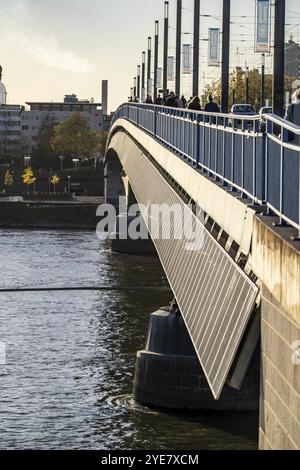 Le pont Kennedy sur le Rhin près de Bonn, le plus long pont avec une installation solaire en Allemagne, plus de 390 modules solaires sont montés au sud Banque D'Images