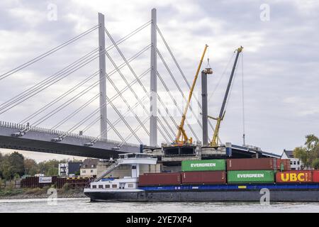 Démantèlement de l'ancien pont autoroutier Neuenkamp, l'A40, démantèlement de la dernière jetée du pont, à côté de lui la première partie du nouveau pont du Rhin, le Banque D'Images