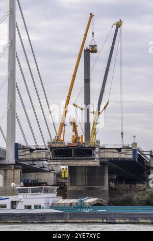 Démantèlement de l'ancien pont autoroutier Neuenkamp, l'A40, démantèlement de la dernière jetée du pont, à côté de lui la première partie du nouveau pont du Rhin, le Banque D'Images