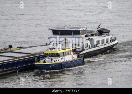 Bateau de police des eaux naviguant à côté d'un cargo sur le Rhin près de Duisburg, WSP 12, un policier à bord du cargo vérifie régulièrement le navire Banque D'Images