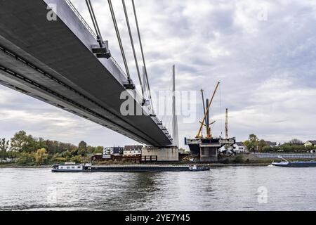 Démantèlement de l'ancien pont autoroutier Neuenkamp, l'A40, démantèlement de la dernière jetée du pont, à côté de lui la première partie du nouveau pont du Rhin, le Banque D'Images