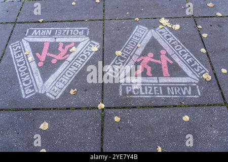 Mise en garde contre les pickpockets, pulvérisés sur le trottoir, l'action de la police de Rhénanie du Nord-Westphalie, dans des points particulièrement vulnérables, comme ici à Banque D'Images