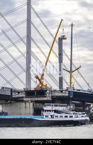 Démantèlement de l'ancien pont autoroutier Neuenkamp, l'A40, démantèlement de la dernière jetée du pont, à côté de lui la première partie du nouveau pont du Rhin, le Banque D'Images