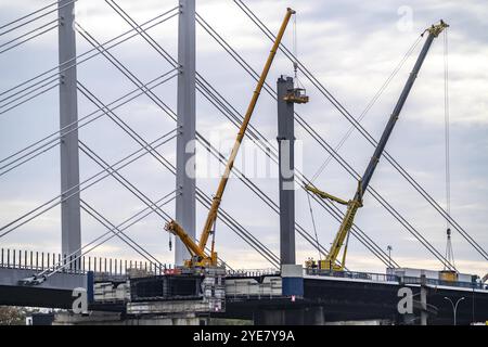 Démantèlement de l'ancien pont autoroutier Neuenkamp, l'A40, démantèlement de la dernière jetée du pont, à côté de lui la première partie du nouveau pont du Rhin, le Banque D'Images