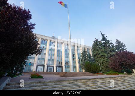 Chisinau, Moldavie. 24 octobre 2024. Vue panoramique de la Maison du Gouvernement de Moldavie dans le centre-ville Banque D'Images