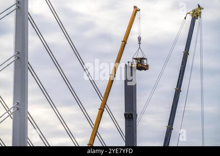 Démantèlement de l'ancien pont autoroutier Neuenkamp, l'A40, démantèlement de la dernière jetée du pont, à côté de lui la première partie du nouveau pont du Rhin, le Banque D'Images