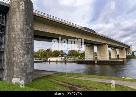 Le pont de Berlin, autoroute A59, sur la zone portuaire de Duisbourg, long de 1,8 km, a une durée de vie utile restante jusqu'en 2029, en raison de divers dommages, tels que hai Banque D'Images