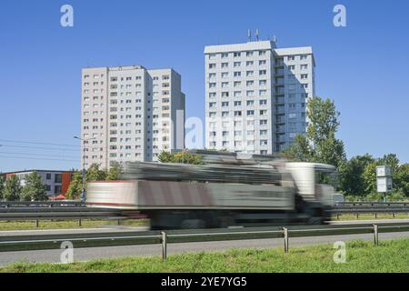 Immeubles de grande hauteur sur Humboldtring, trafic de camions sur Nuthestrasse en face, Potsdam, Brandebourg, Allemagne, Europe Banque D'Images