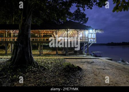 Restaurant à Doli Lodge sur la rivière Sangha, heure bleue, Bayanga, Préfecture de Sangha-Mbaere, République centrafricaine, Afrique Banque D'Images