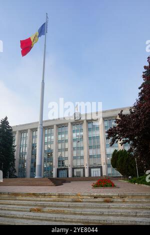 Chisinau, Moldavie. 24 octobre 2024. Vue panoramique de la Maison du Gouvernement de Moldavie dans le centre-ville Banque D'Images