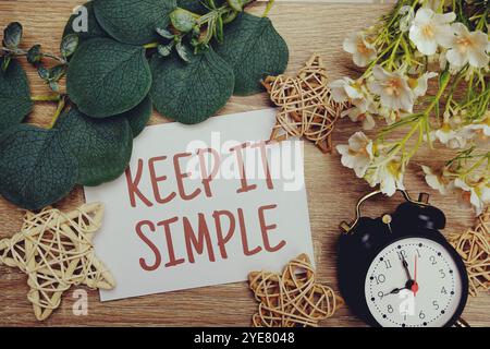 Restez simple L'expression mot motivationnel Quotes concept Banque D'Images