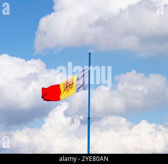 Chisinau, Moldavie. 24 octobre 2024. vue du drapeau moldave ondulant avec des nuages dans le ciel en arrière-plan Banque D'Images