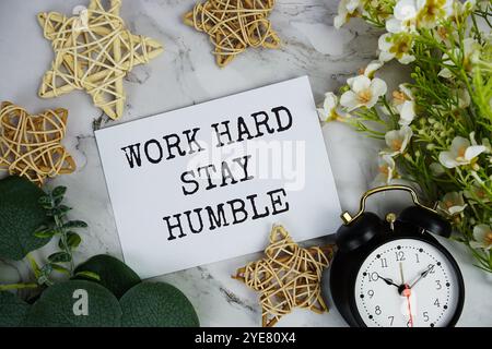 Travaillez dur restez humble l'expression Motivational Words Quotes concept Banque D'Images