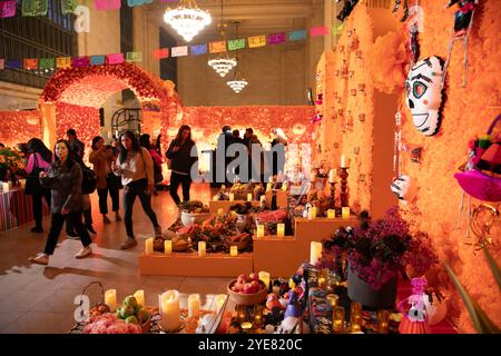 New York, USA.29 octobre 2024. Une exposition florale sur le thème du jour des morts a ouvert à Grand Central Station à New York, États-Unis, mettant en vedette des milliers de soucis formant la scène thématique du jour des morts, attirant les visiteurs à regarder le 29 octobre 2024 heure locale. Les 1er et 2 novembre chaque année est le jour des morts, une fête importante au Mexique. En 2003, l'UNESCO a inscrit la Journée des morts au Mexique comme patrimoine culturel immatériel. Crédit : Liao Pan/China News Service/Alamy Live News Banque D'Images