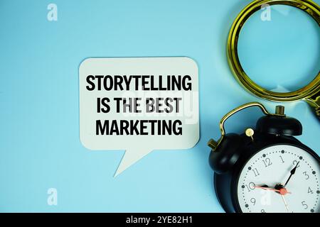 Storytelling est le meilleur texte marketing sur le discours bluble avec une loupe et une vue de dessus de réveil sur fond bleu Banque D'Images