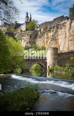 La rivière Alzette et les hauts murs autour du centre de la ville de Luxembourg Banque D'Images