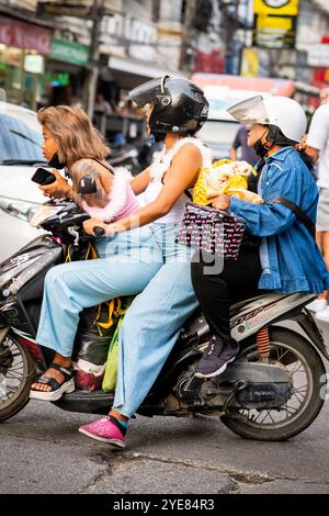 Trois filles thaïlandaises font leur chemin le long de soi Buakhao, Pattaya, Thaïlande sur leur scooter. Banque D'Images