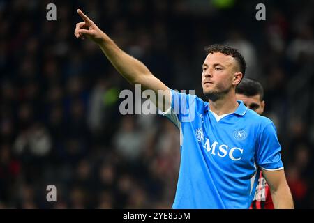 Amir Rrahmani de la SSC Napoli lors du match de football italien Serie A AC Milan vs Napoli au stade San Siro de Milan, Italie, le 29 octobre 2024 crédit : Piero Cruciatti/Alamy Live News Banque D'Images