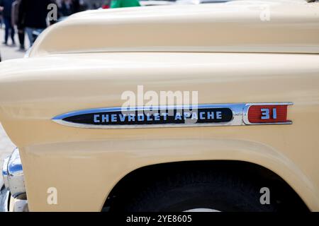 Minsk, Biélorussie, le 30 octobre 2024 - logo chromé du pick-up classique Chevrolet Apache 31 Banque D'Images