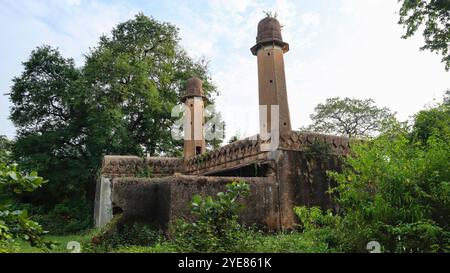 Vue de la mosquée en ruines près du fort de Dhamoni, situé à Sagar, Madhya Pradesh, Inde. Banque D'Images