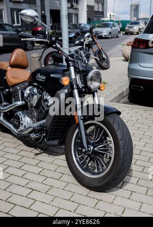 Minsk, Biélorussie, 30 octobre 2024 - Classic Black Moto Indian Scout garé dans la rue Banque D'Images