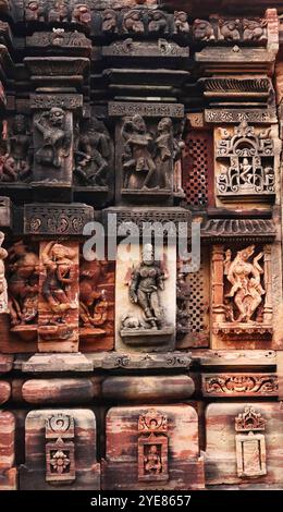 Sculptures uniques de Pishach et de diverses divinités hindoues sur le temple Mohajmata, situé à Terai, Shivpuri, Madhya Pradesh, Inde. Banque D'Images