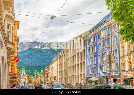 Innsbruck, Autriche - 22 juin 2019 : place de la vieille ville avec des bâtiments lumineux, café de rue, colonne d'Anne (Annasaule) et touristes à pied par Nordkette Banque D'Images