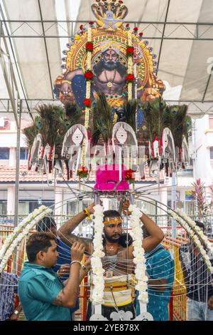 Détail d'un autel portable appelé Kavadi au festival Thaipusam à Singapour Banque D'Images