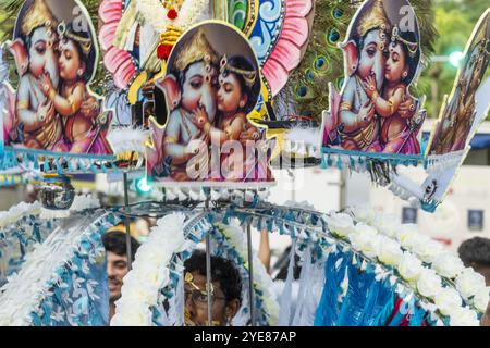 Détail d'un autel portable appelé Kavadi au festival Thaipusam à Singapour Banque D'Images