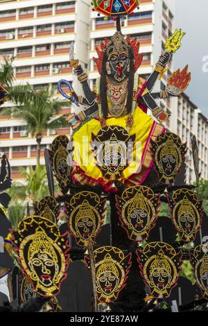 Détail d'un autel portable appelé Kavadi au festival Thaipusam à Singapour Banque D'Images