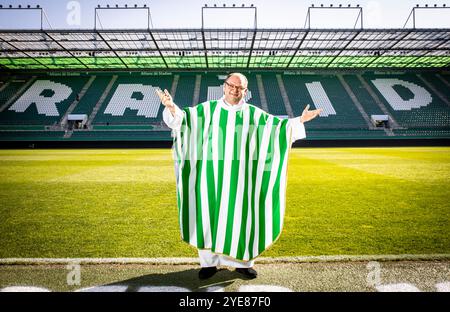 IM Inneren des Allianz-Stadions befindet sich ein Andachtsraum in dem Rapid-fans den Bund des Lebens schließen und Heiraten, ihre Kinder taufen lassen, Abschiede feiern, oder Teambuildings und Friedensgottesdienste durchführen. IM Bild : Der Rapid-Pfarrer Christoph Pelczar am im Allianz-Stadion à Wien. 21. Oktober 2024 // un oratoire se trouve à l'intérieur de l'Allianz-Stadium qui est utilisé par les fans de SK-Rapid pour le mariage, le baptême ou le service de la paix. Photo : Pasteur du club de football SK Rapid Christoph Pelczar à l'intérieur de l'Allianz-Stadium à Vienne le 21 octobre 2024. - 20241021 PD20482 Banque D'Images