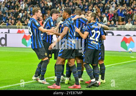 Milan, Italie. 27 octobre 2024. Les joueurs de l'Inter célèbrent un but lors du match de Serie A 2024/2025, entre l'Inter et la Juventus au stade Giuseppe Meazza. Score final : Inter 4:4 Juventus. Crédit : SOPA images Limited/Alamy Live News Banque D'Images