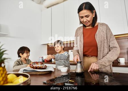 Une famille joyeuse aime cuisiner des friandises festives ensemble dans leur cuisine confortable, embrassant l'esprit des fêtes. Banque D'Images