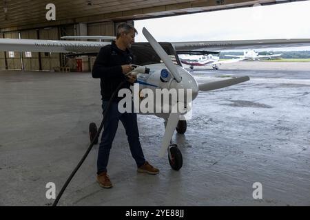 Adam Twidell, ancien pilote de la RAF, avec le premier avion électrique entièrement certifié Pipistrel Velis Electro Britain, à l’aéroport de Fairoaks, Surrey, Angleterre Banque D'Images