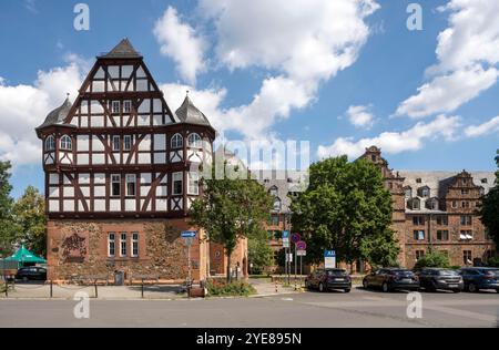 Gießen, Neues Schloß, heute Institutsgebäude der Universität, 1533-1539 als Residenz für Philipp den Großmütigen erbaut, hinten das Zeughaus Banque D'Images